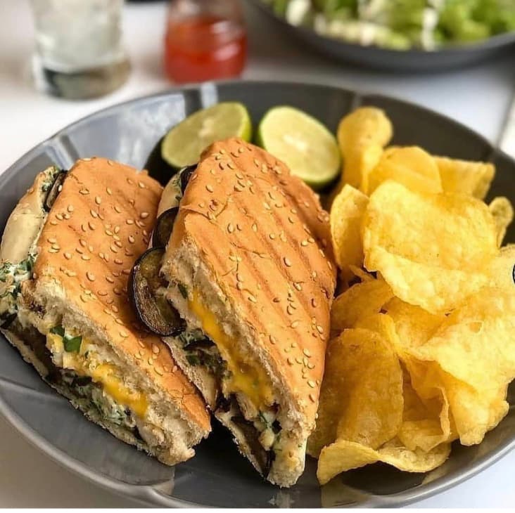 ساندویچ مرغ با قارچ و پنیر